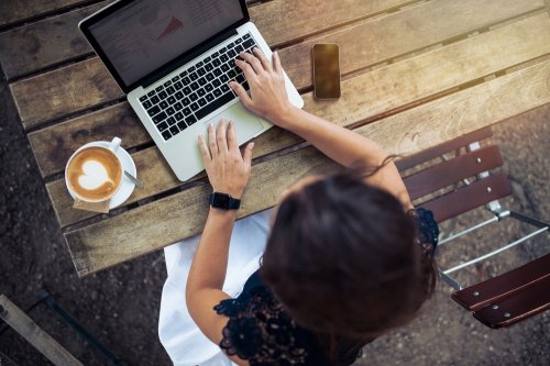 3 smart ways to establish contact with a blogger, vlogger or influencer